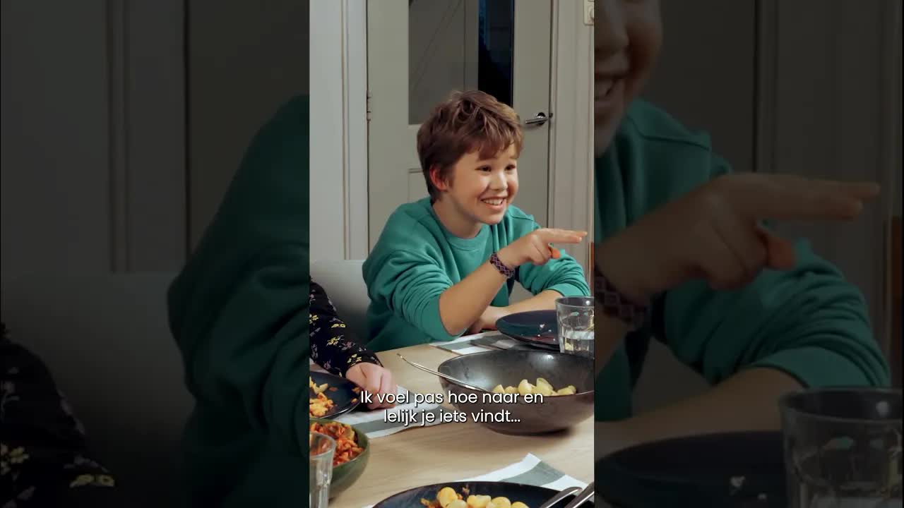 "Soms voel je pas hoe naar en lelijk iets is, als je er al naar zit te kijken" 😔📱#hetklokhuis