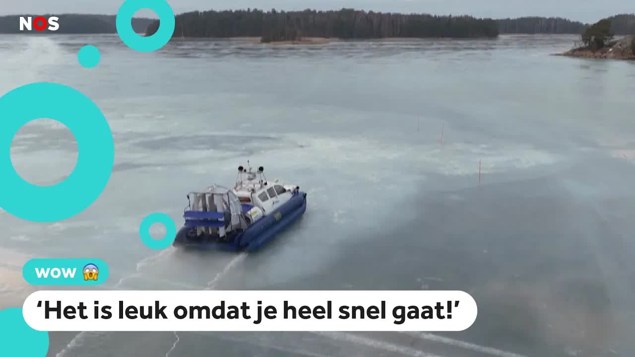 Deze kinderen gaan met een hovercraft naar school