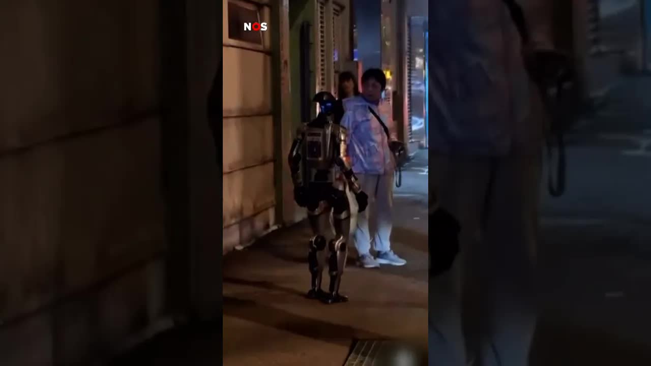 Robot in China is 'opgepakt' door politie. #jeugdjournaal#robot #politie #macau