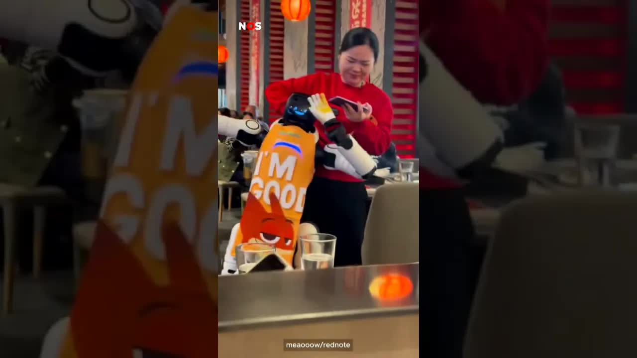 Restaurant pakt min aura door een dansende robot. #jeugdjournaal #robot #error #oeps #restaurant