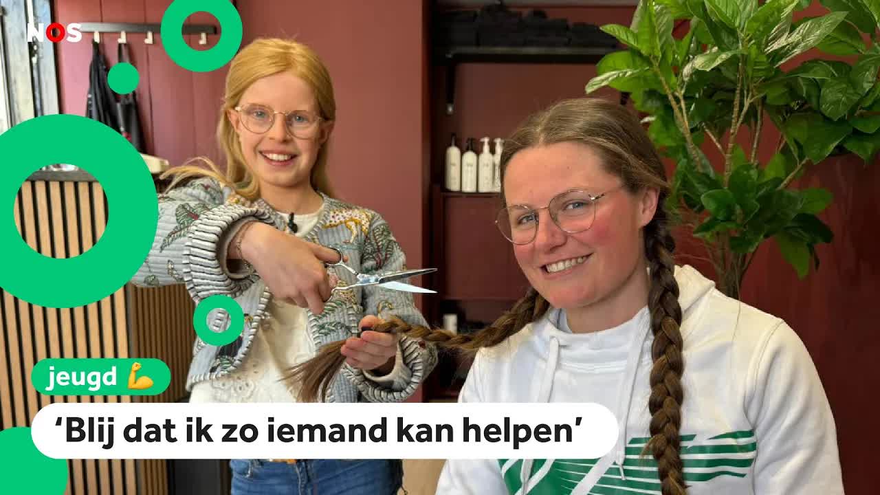 Philine knipt het haar van Kimberley Bos voor het goede doel