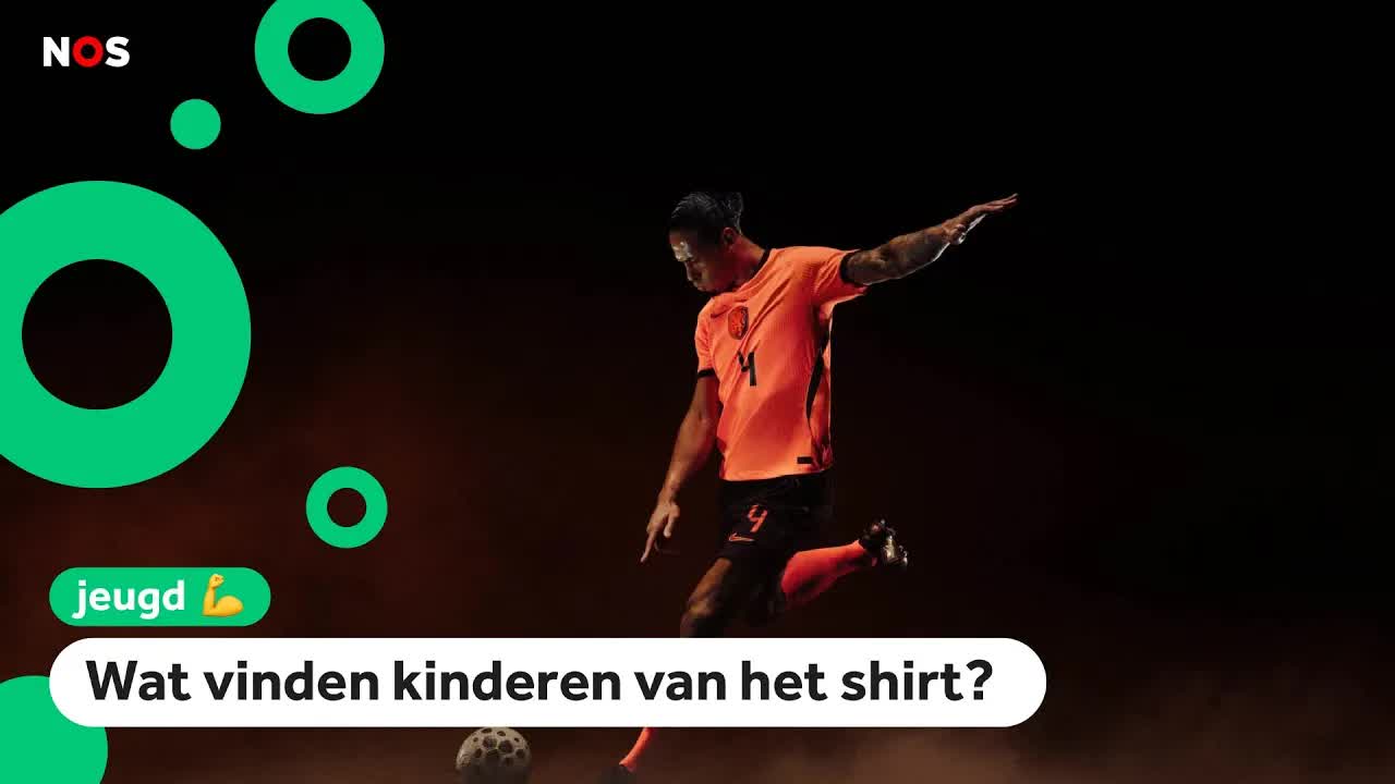 Nederlands elftal gaat met feloranje shirt en zwarte broek naar WK