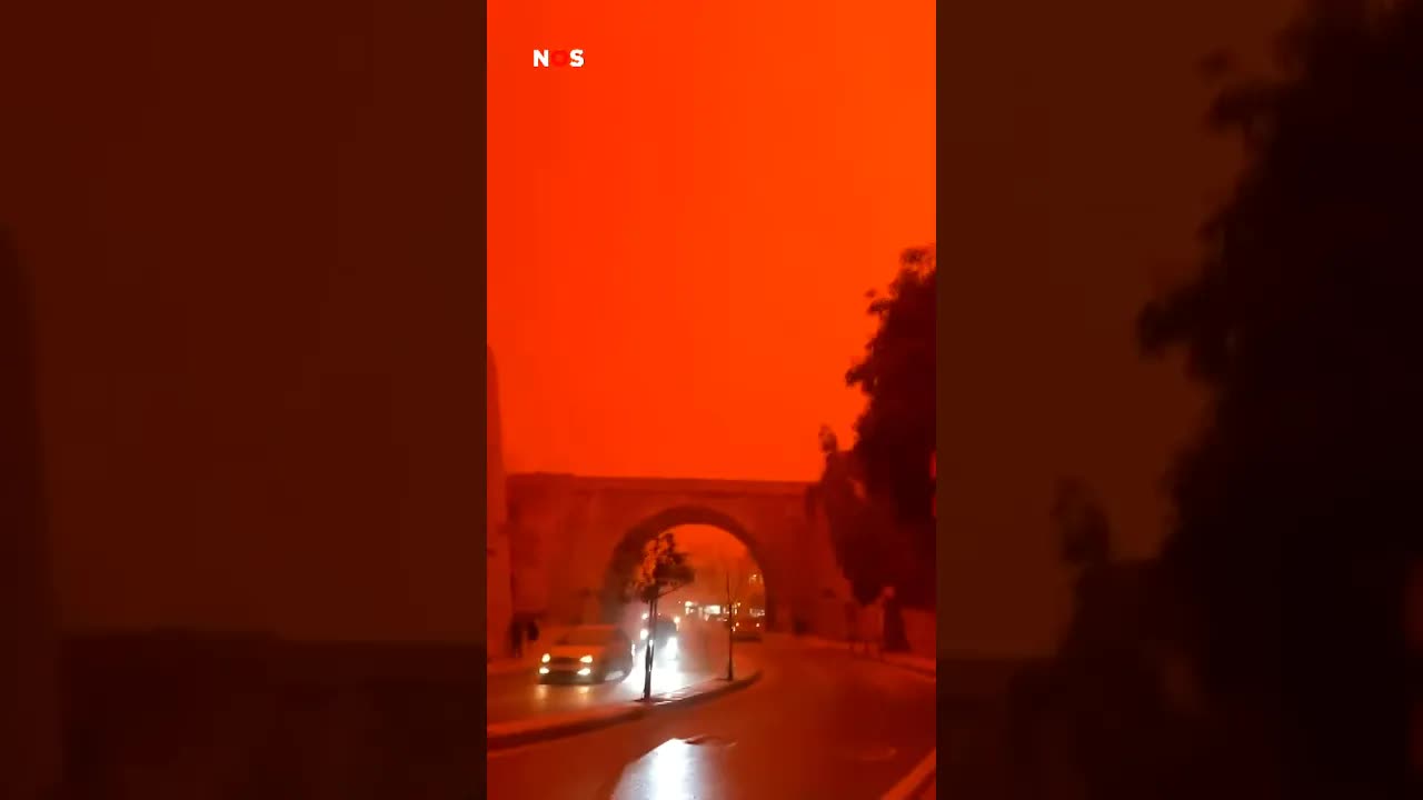 De lucht in Griekenland en Libië is helemaal oranje. #jeugdjournaal #oranje #zand #weer #sahara