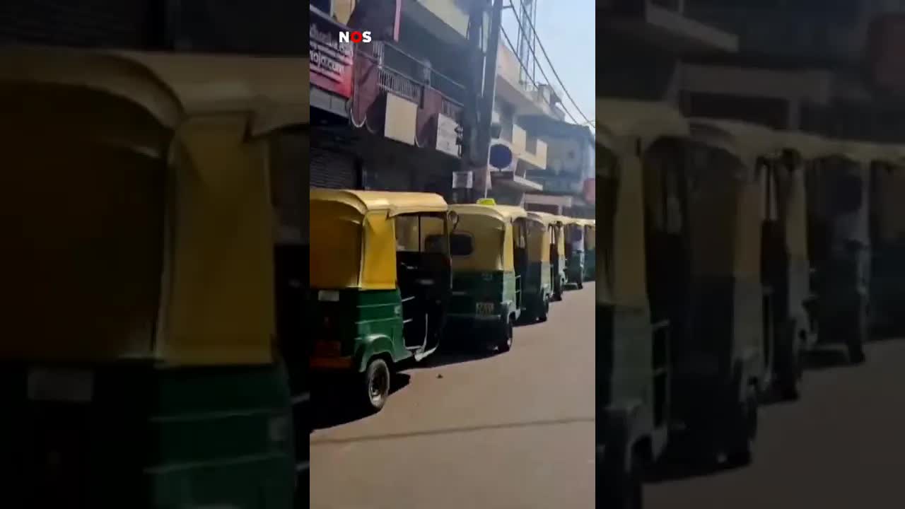 Hoeveel tuktuks tel jij? #jeugdjournaal #tuktuk #india #benzine #file