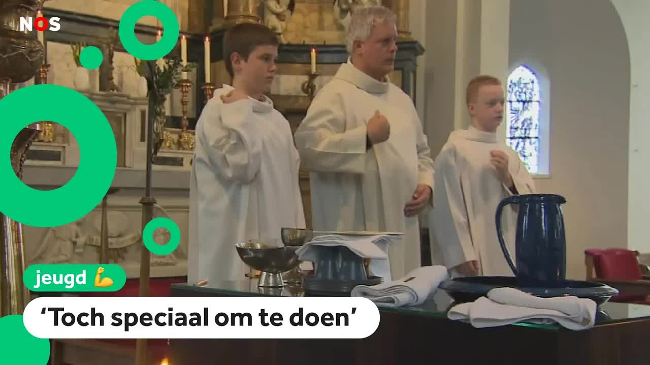 Kinderen helpen mee met paasmis in de kerk