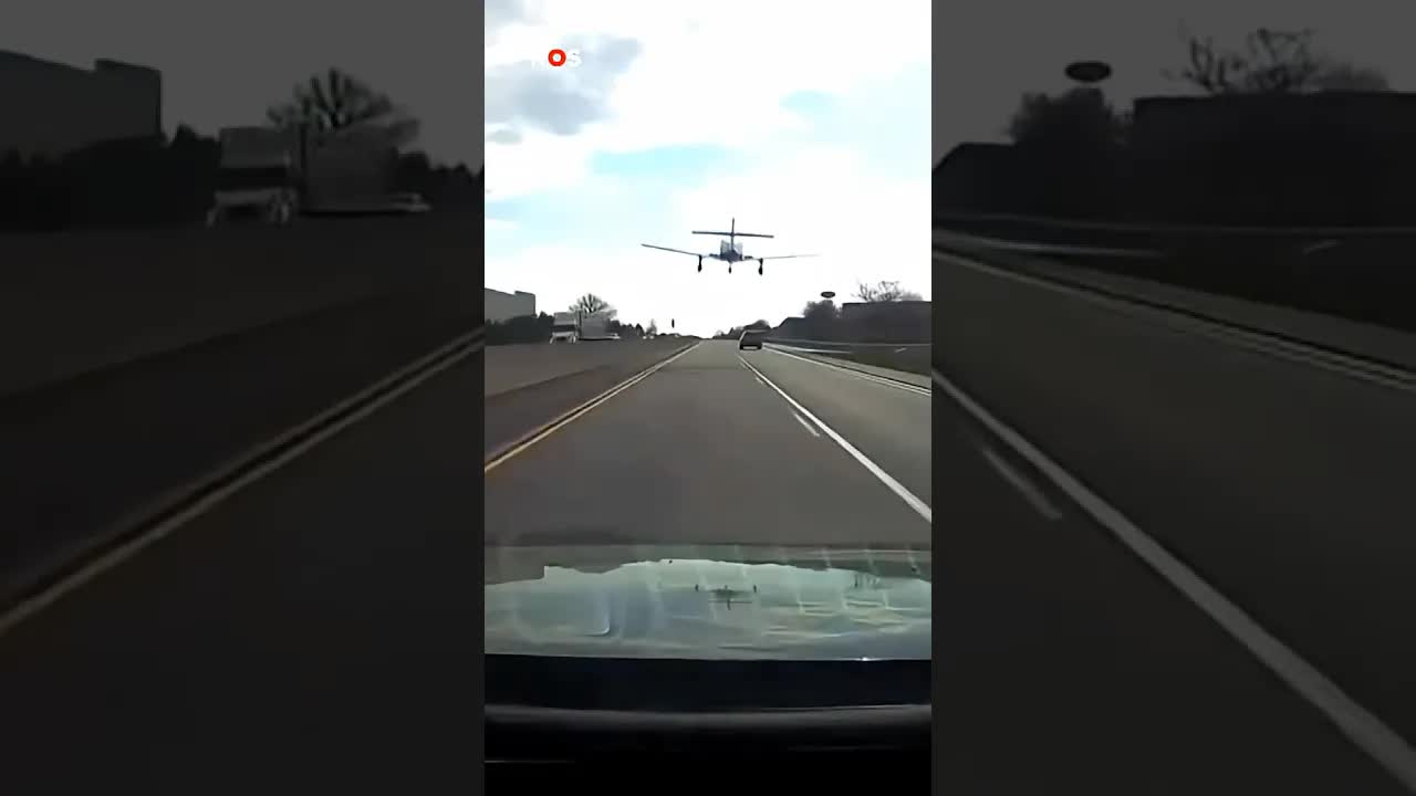 Vliegtuigje maakt een noodlanding op snelweg. #jeugdjournaal #landing #vliegtuig #verenigdestaten