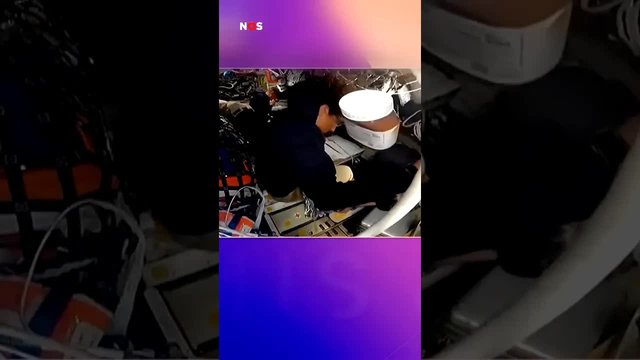 Astronauten vliegen langs achterkant van de maan. #jeugdjournaal #maan #ruimte