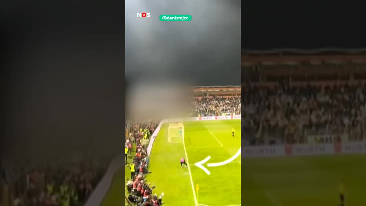 Ballenjongen jat spiekbriefje van keeper van Italië. #jeugdjournaal #voetbal #bosniaherzegovina