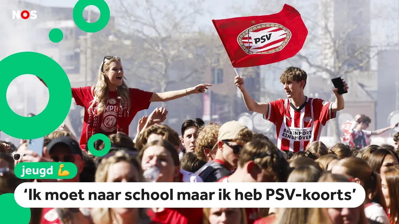 Kinderen kijken naar huldiging PSV: 'Dit is belangrijker dan school'