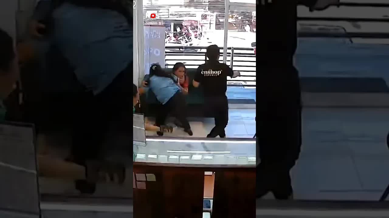 Winkels schudden heen en weer door aardbeving Filipijnen