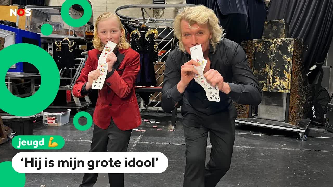 Gianni krijgt oude goochelspullen van Hans Klok