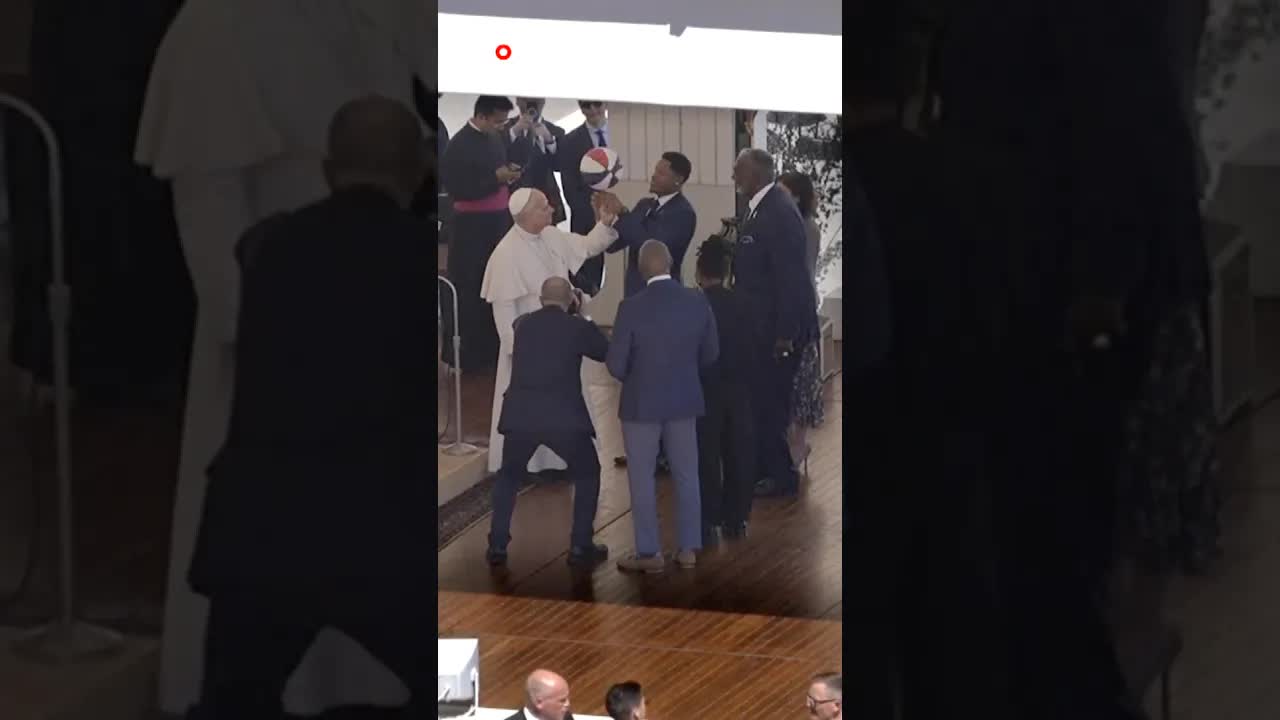 Paus Leo laat basketbal op zijn vinger draaien