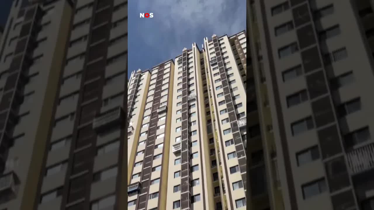 Chinese 'super-oma' klimt van flatgebouw naar beneden