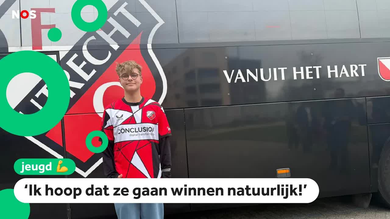 FC Utrecht speelt in voetbalshirt van Lukas