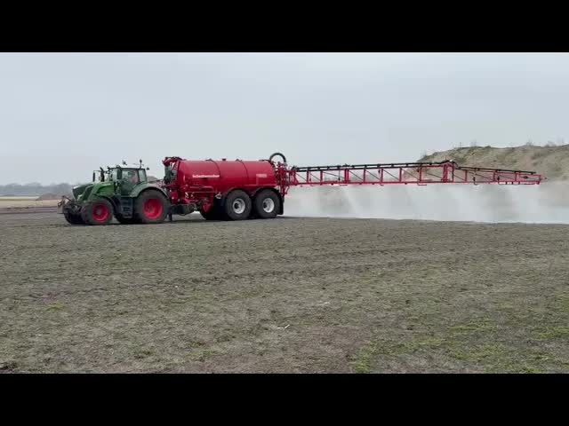 Stuifdektank van Loon- en Grondverzetbedrijf J. Kamst klaar voor inzet