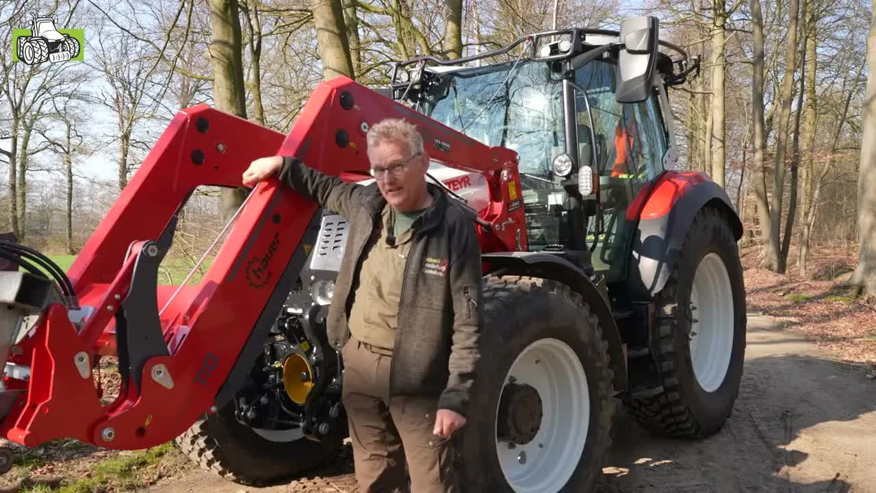 Nieuwe Steyr-bosbouwtrekker op landgoed Kieftskamp voorzien van Hauer-voorlader van De Factorij