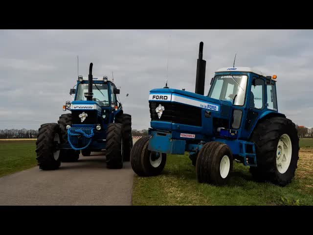 Ford TW 20 (Four-Wheel Drive)met Ford TW 30 (Two-Wheel Drive)  op transport