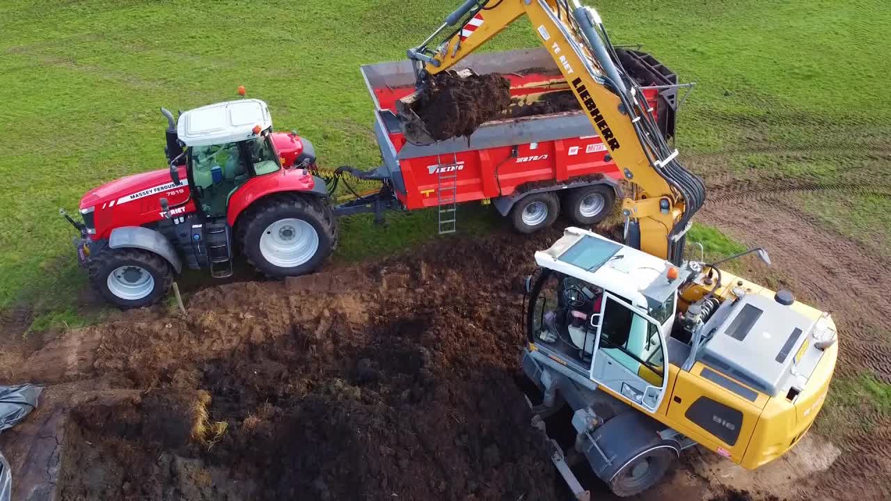 Spreading bokashi @ Impactboerderij