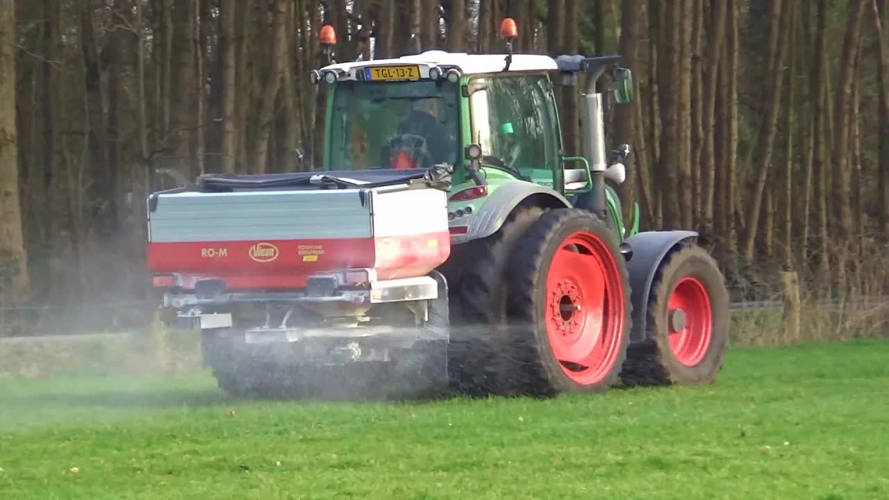 Haring o/g Brugger spreading fertilizer